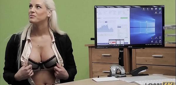 LOAN4K. Die arme und wunderschöne Verkäuferin hat wilden Sex mit Fremden